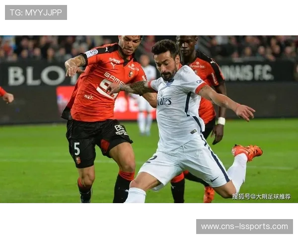 巴黎vs雷恩比赛日，球迷场外抗议票价上涨